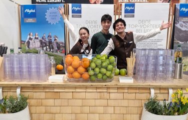 Die Azubis haben Spaß beim Cocktail mixen auf einer Messe 2025.