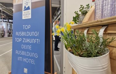 Der Messestand bei einer AzubiTopHotels Messe 2025.