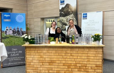 Blick auf einen Messestand auf einer AzubiTopHotels Messe 2024.