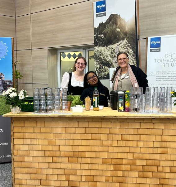 Blick auf einen Messestand auf einer AzubiTopHotels Messe 2024.