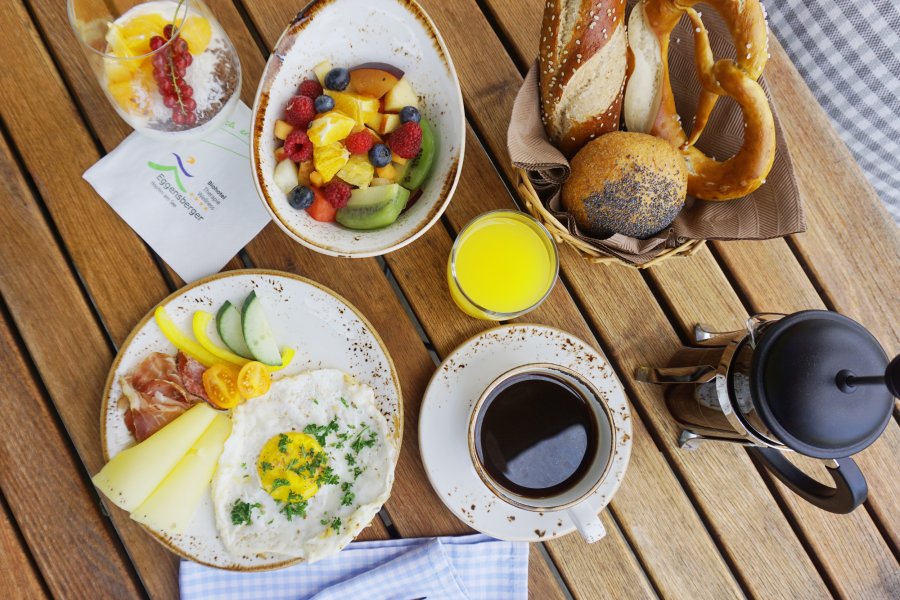 Frühstück im Biohotel Eggensberger in Füssen, Hopfen am See.