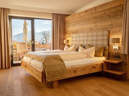 Einblick in ein Zimmer im Biohotel Eggensberger in Füssen, Hopfen am See.