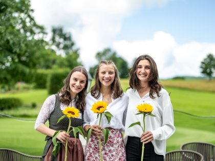 Gewinnerinnen des Allgäu Azubi Awards stehen für ein Foto zusammen
