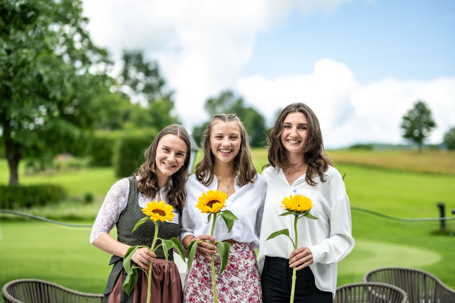 Gewinnerinnen des Allgäu Azubi Awards stehen für ein Foto zusammen