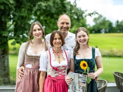 Eine Gewinnerin steht mit ihrer Familie im Rahmen des Allgäu Azubi Awards für ein Foto zusammen