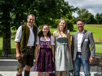 Eine Gewinnerin steht mit ihren Kollegen im Rahmen des Allgäu Azubi Awards für ein Foto zusammen