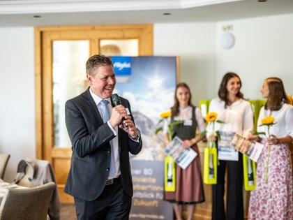 Ein Politiker hält im Rahmen des Allgäu Azubi Awards eine Rede