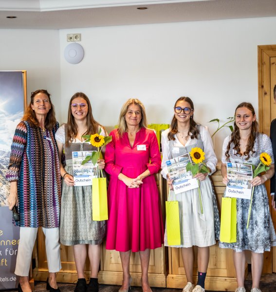 Gewinnerinnen stehen zusammen für ein Bild im Rahmen des Allgäu Azubi Awards zusammen