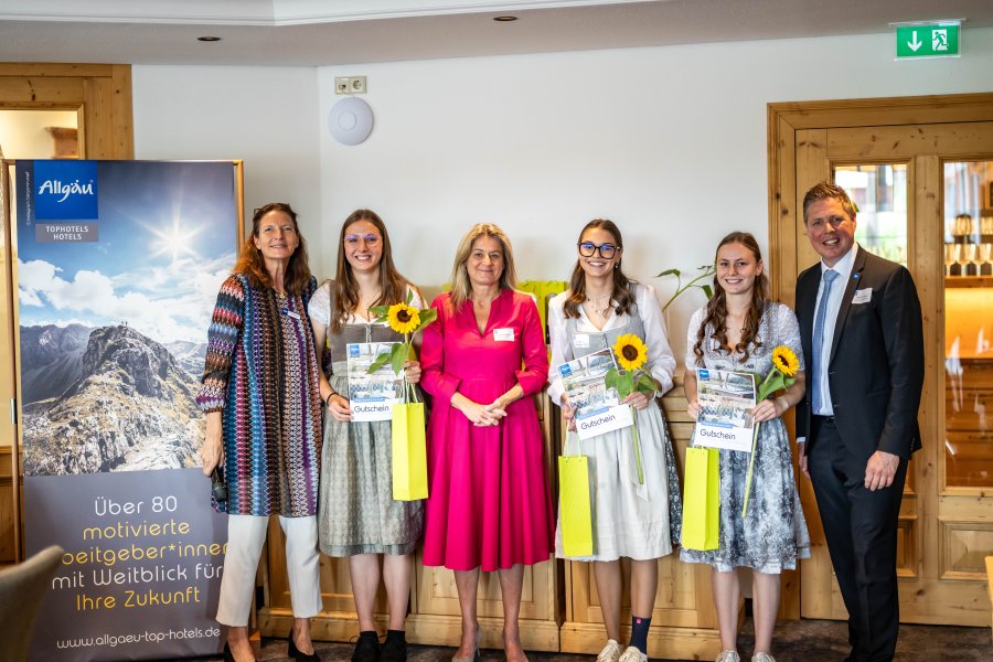Gewinnerinnen stehen zusammen für ein Bild im Rahmen des Allgäu Azubi Awards zusammen