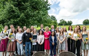 Gruppenbild im Freien im Rahmen des Allgäu Azubi Awards 2025