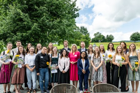 Gruppenbild im Freien im Rahmen des Allgäu Azubi Awards 2025