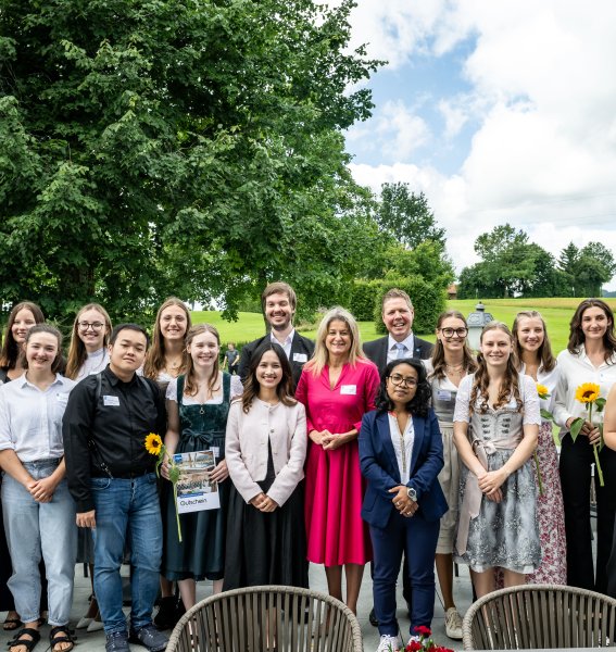 Gruppenbild im Freien im Rahmen des Allgäu Azubi Awards 2025