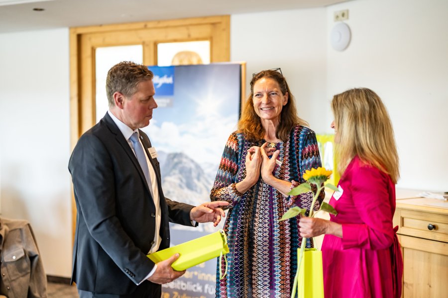 Personen unterhalten sich im Rahmen des Allgäu Azubi Awards