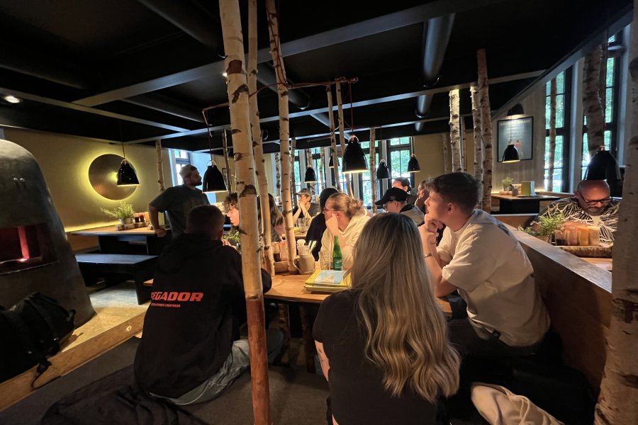Die Azubis der Azubi TopHotels beim Incentive Trip 2025 im Restaurant Hans im Glück.