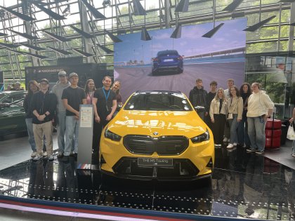 Beim Incentive Trip 2025 in München haben die Azubis der Azubi TopHotels die BMW Welt besucht.
