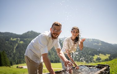 Azubis kühlen sich an einem Brunnen ab