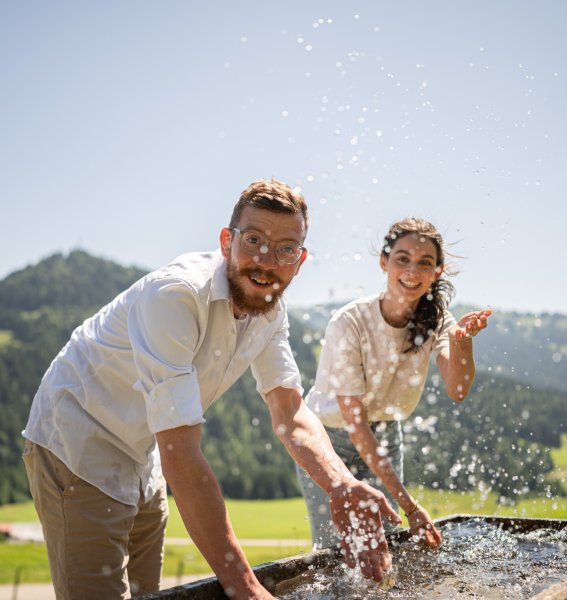 Azubis kühlen sich an einem Brunnen ab