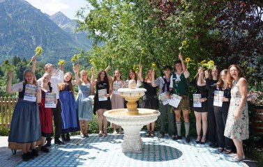 Sieger und Siegerinnen des diesjährigen AllgäuAzubiAwards vor einer Bergkulisse