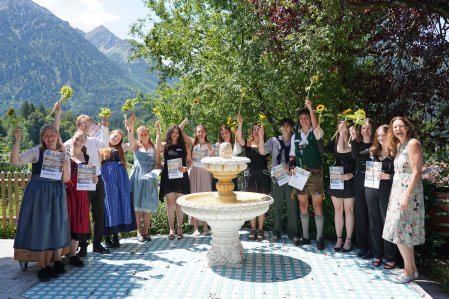 Sieger und Siegerinnen des diesjährigen AllgäuAzubiAwards vor einer Bergkulisse