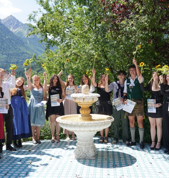 Sieger und Siegerinnen des diesjährigen AllgäuAzubiAwards vor einer Bergkulisse