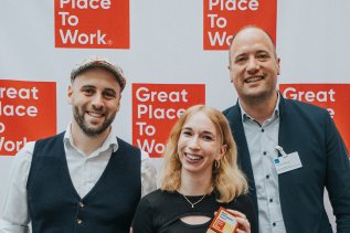 Die Hoteliers und eine Mitarbeiterin vom PANORAMA Allgäu-Spa-Resort in Rückholz bei der Verleihung des Great Place to Work Awards