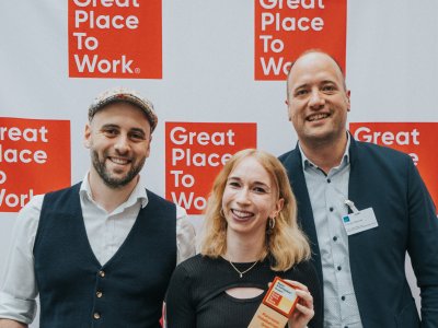 Die Hoteliers und eine Mitarbeiterin vom PANORAMA Allgäu-Spa-Resort in Rückholz bei der Verleihung des Great Place to Work Awards