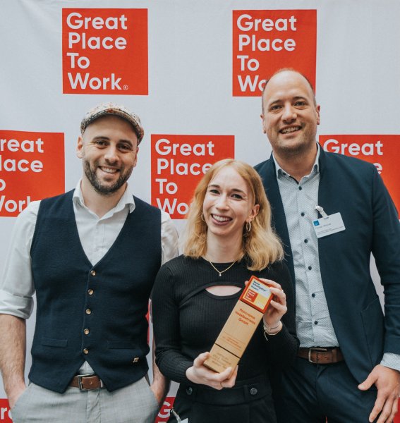 Die Hoteliers und eine Mitarbeiterin vom PANORAMA Allgäu-Spa-Resort in Rückholz bei der Verleihung des Great Place to Work Awards