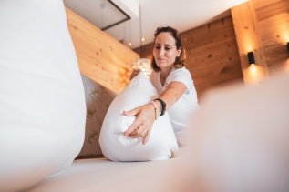 Eine Mitarbeiterin vom PANORAMA Allgäu-Spa-Resort in Rückholz beim Aufstellen eines Kissens