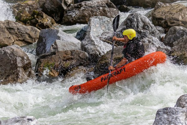 Maximale Kontrolle am Fluss: Im Gegensatz zum schwer erlernbaren Kajak oder passivem Raftin lernst du bei unseren zertifizierten Instruktoren, das Packraft präzise zu steuren.