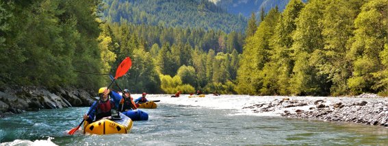 Maximale Kontrolle am Fluss: Im Gegensatz zum schwer erlernbaren Kajak oder passivem Raftin lernst du bei unseren zertifizierten Instruktoren, das Packraft präzise zu steuren.