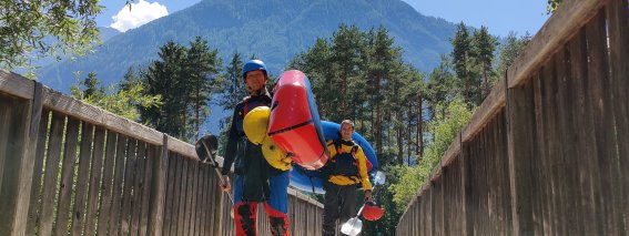 Autofrei durchs Wildwasser-Revier Osttirols: Unsere Packraft Kurse an der Isel lassen sich perfekt mit kleinen Wanderungen kombinieren oder bequem ohne Autoshuttel dank der guten Busanbindung kombinieren.