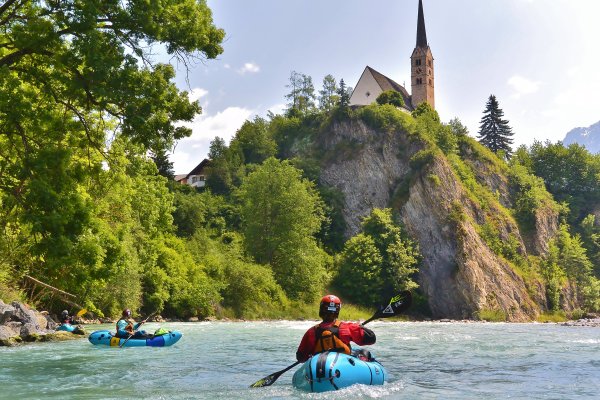 Souverän durchs Wildwasser bei Scuol: Auf der legendären Inn Strecke im Unterengadin trainieren fortgeschrittene Packrafter und Kajakfahrer das Anfahren hoher Wellen, dynamisches kantverhalten und schnelles Umsetzen der Fahrlinie.