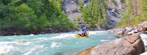 Unterwegs mit den Gößen der Szene: Packraft Pionier Mark Oates auf den anspruchsvollen Abschnitten des Inns im Engadin- ein Revier, das auch internationale Experten begeistert.