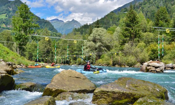 Dynamisches Paddeln im schweren Wildwasser: erlerne von Boof-Technik, Druckaufbau und aktiver Wlazenüberwindung im Packraft und Kajak.