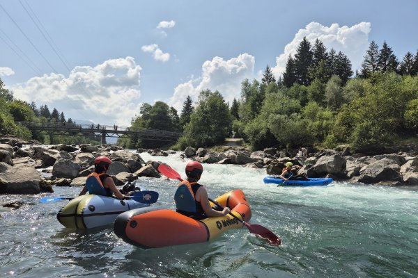 Der schnelle Weg ins Wildwasser: Packrafting bietet die Faszination des Kajaksports mit einer viel flacheren Lernkurve- ideal für qualitätsbewusste Einsteiger aus Deutschland, Österreich und der Schweiz.