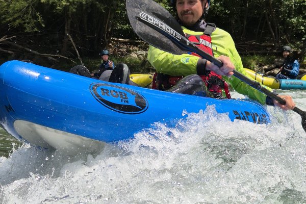 Vom Kajak ins Packraft: Basti bringt jahrelange Erfahrung aus leidenschafticher Wildwasserkajaker und ausgebildeter Snowboardlehrer mit ins Bachnah-Team.Ein echtes Eigengewächs unserer Schule verkörpert er unser Lehrkonzept perfekt. Seine Leidenschaft Mehrtages-Expeditionen und Wildwasser. Bei Basti erlernst du saubere Paddeltechnik, der unsere Philosophie von der Pike auf verinnerlicht hat.