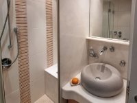 Badezimmer mit Dusche