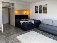 Schlafzimmer mit großen Boxspring-Bett und Sofa/Schlafsofa ca. 160x200cm für eine bis zwei Personen