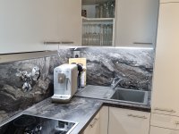 Küche mit Kühlschrank (Eisfach), Backofen, Spülmaschine, Kaffee-Vollautomat, Cerankochfelder, voll ausgestattet