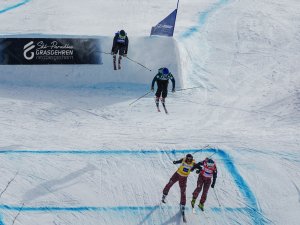 Zwei Skifahrer kämpfen um den ersten Platz in einem spannenden Rennen auf der Piste in Grasgehren.