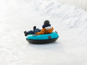 04 snowtubing skigebiet grasgehren riedbergerhorn familien skischule allgaeu hoernerdoerfer