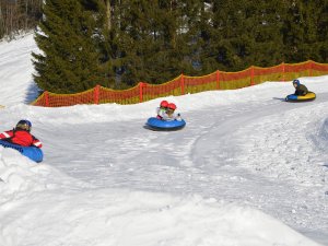 01 snowtubing skigebiet grasgehren riedbergerhorn familien skischule allgaeu hoernerdoerfer