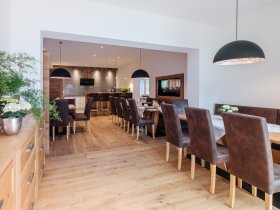 Stilvoll & großzügig: Der Essbereich im Bergchalet Baad