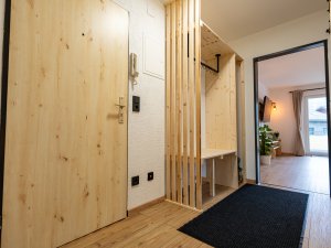 Der Eingangsbereich zeigt helle Holzelemente und eine gemütliche Atmosphäre, perfekt zum Empfang von Besuchern.