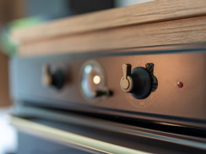 Der Backofen zeigt verschiedene Kontrollknöpfe in einer modernen Küchenumgebung.