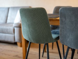 Ein gut gestalteter Essbereich mit einem Holz-Tisch und eleganten Stühlen in einem modernen Zuhause.