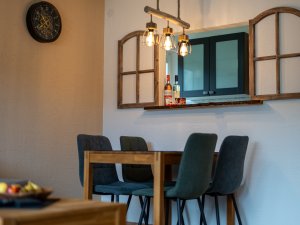 Ein einladendes Esszimmer mit Holztisch und modernen Stühlen lädt zum geselligen Beisammensein ein.