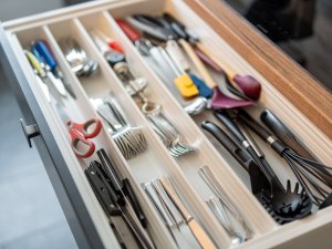 In einer Küchenschublade sind verschiedene Werkzeuge gut sortiert. Die Schublade ist geöffnet und zeigt viele Utensilien.