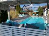 Sonnenliegen auf der Pool Terrasse