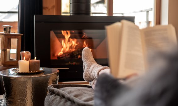 Kamin und Füße